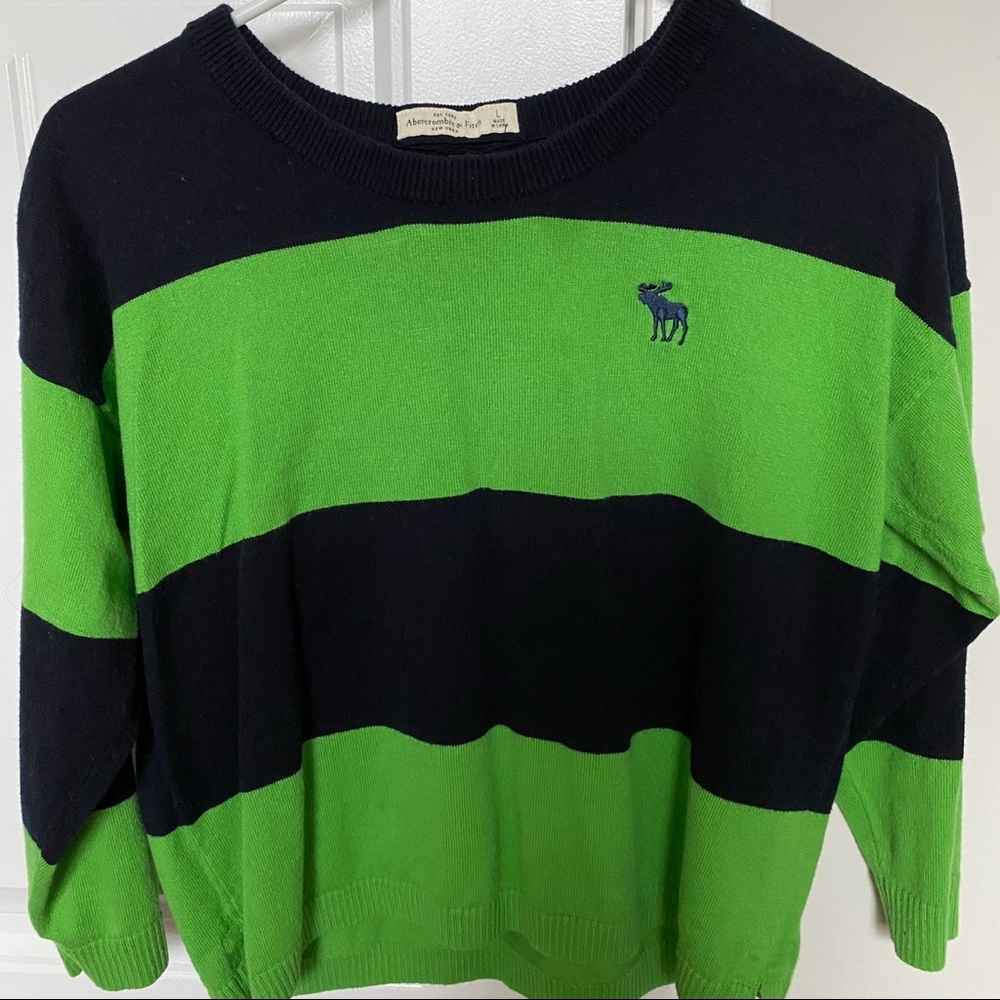 Oversized sweater with a bow at the back